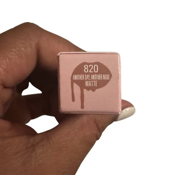Kylie Jenner matte liquid lipstick 820 - Picture 3 of 5